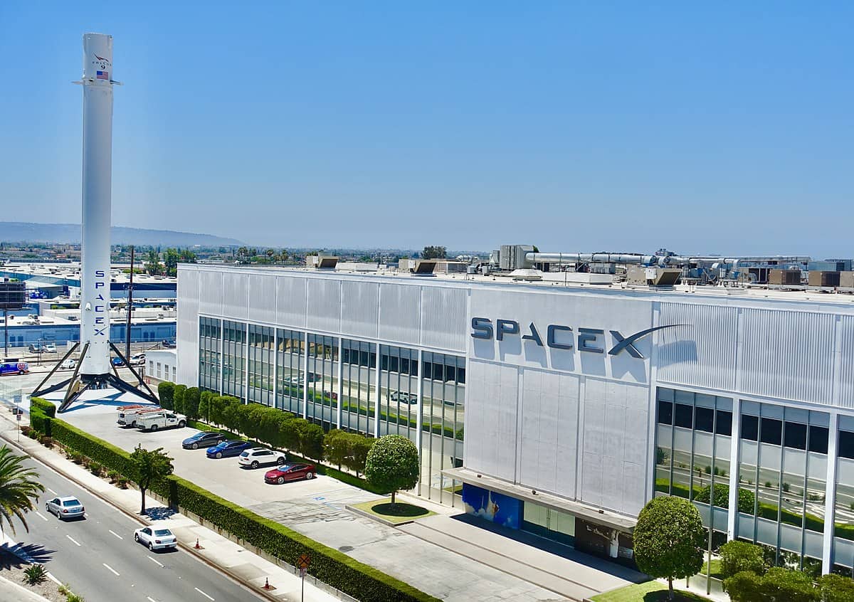 SpaceX zbuduje satelity do śledzenia pocisków