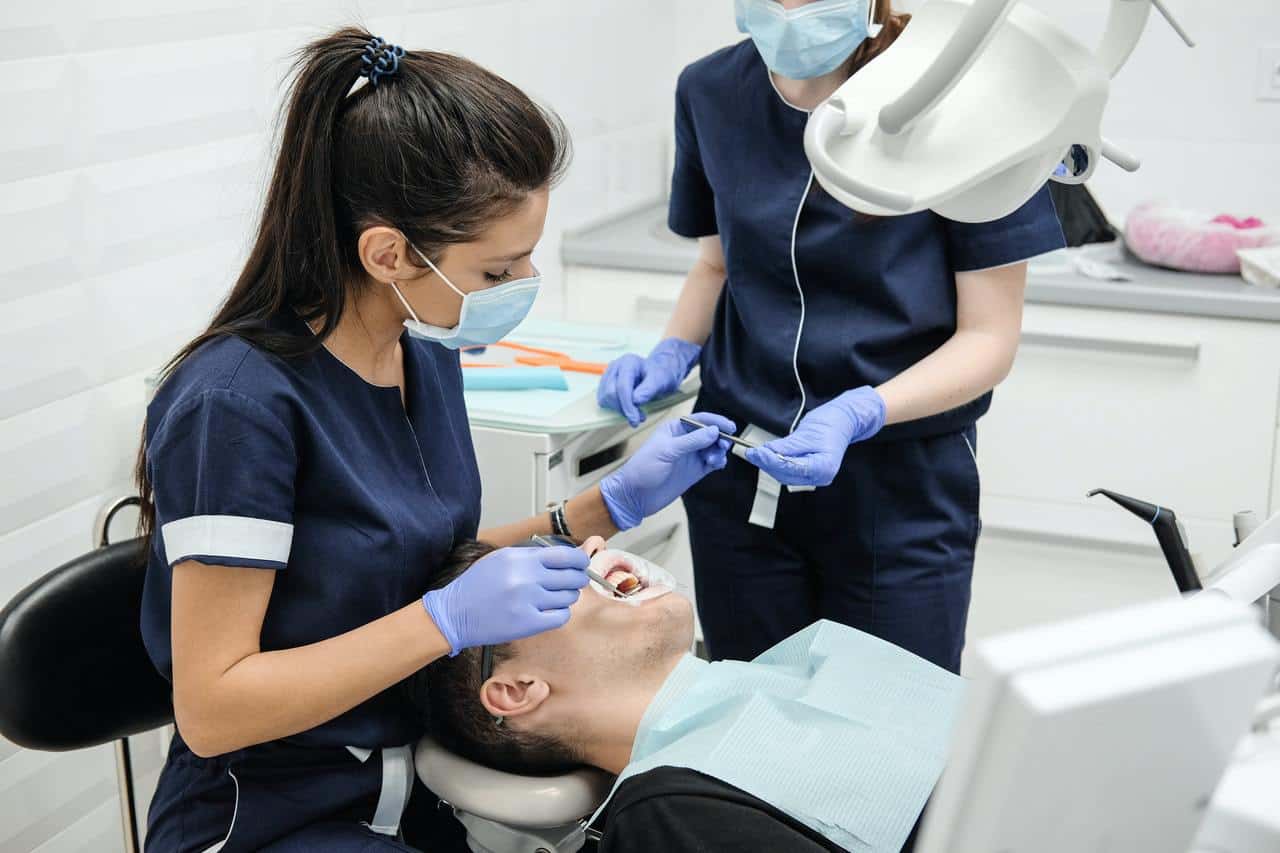 Z jakich rozwiązań korzysta współczesna stomatologia?
