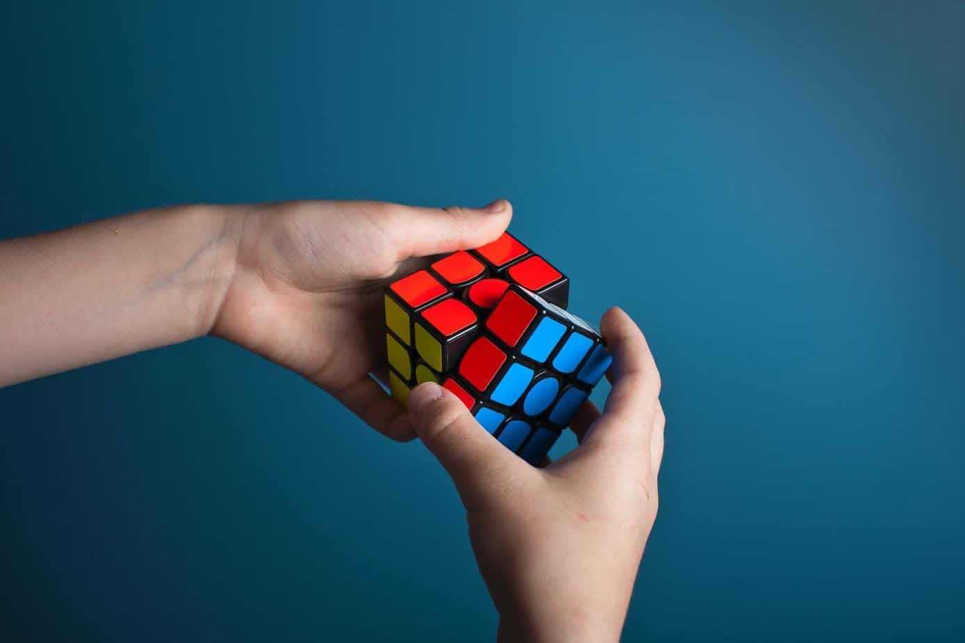Kostka Rubika – historia zabawki, która podbiła świat