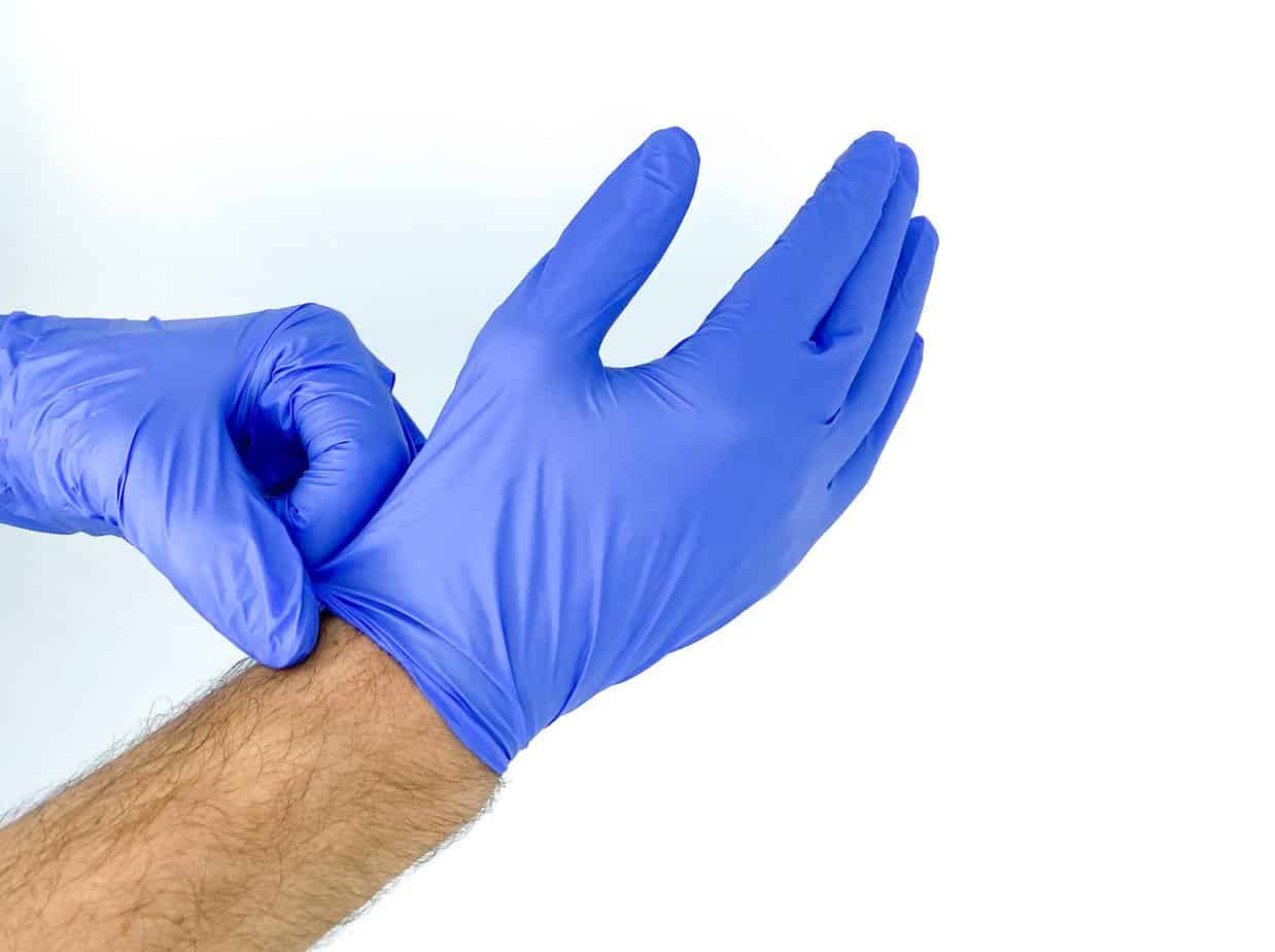 Rękawice nitrylowe, lateksowe, pudrowe – co je różni i łączy?
