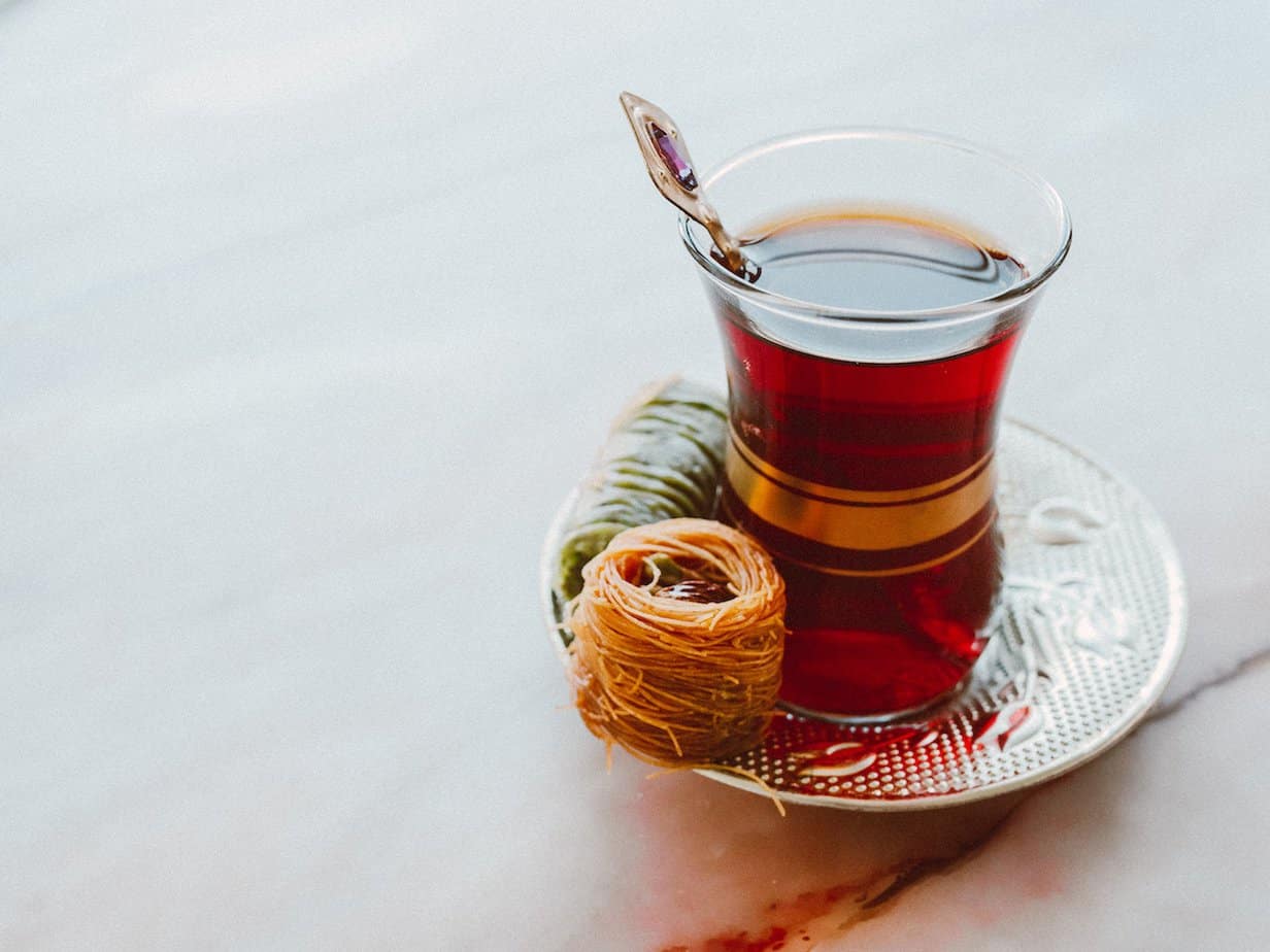Tradycyjna kawa i herbata turecka – wspaniała kompozycja smaków i aromatów