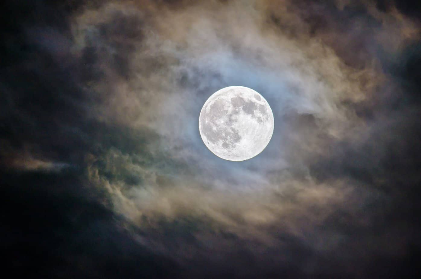 Jak pełnia Księżyca wpływa na ludzi?