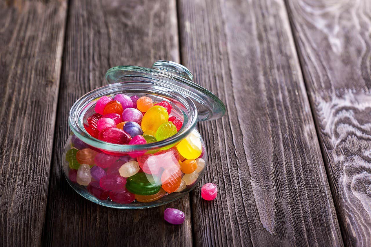 Słodycze z cukrem vs. bez cukru – który wybór jest lepszy dla zdrowia?