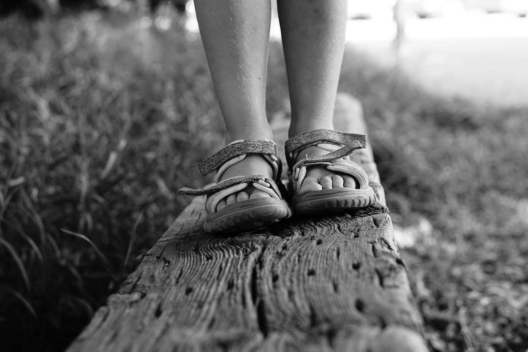 Jak sandały mogą wpływać na prawidłowy rozwój stóp u dzieci?