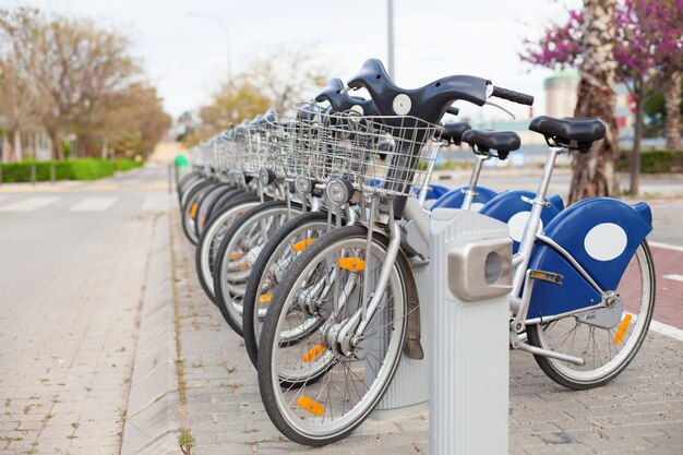 Jak nowoczesne rozwiązania parkingowe dla rowerów wpływają na rozwój zrównoważonej infrastruktury miejskiej